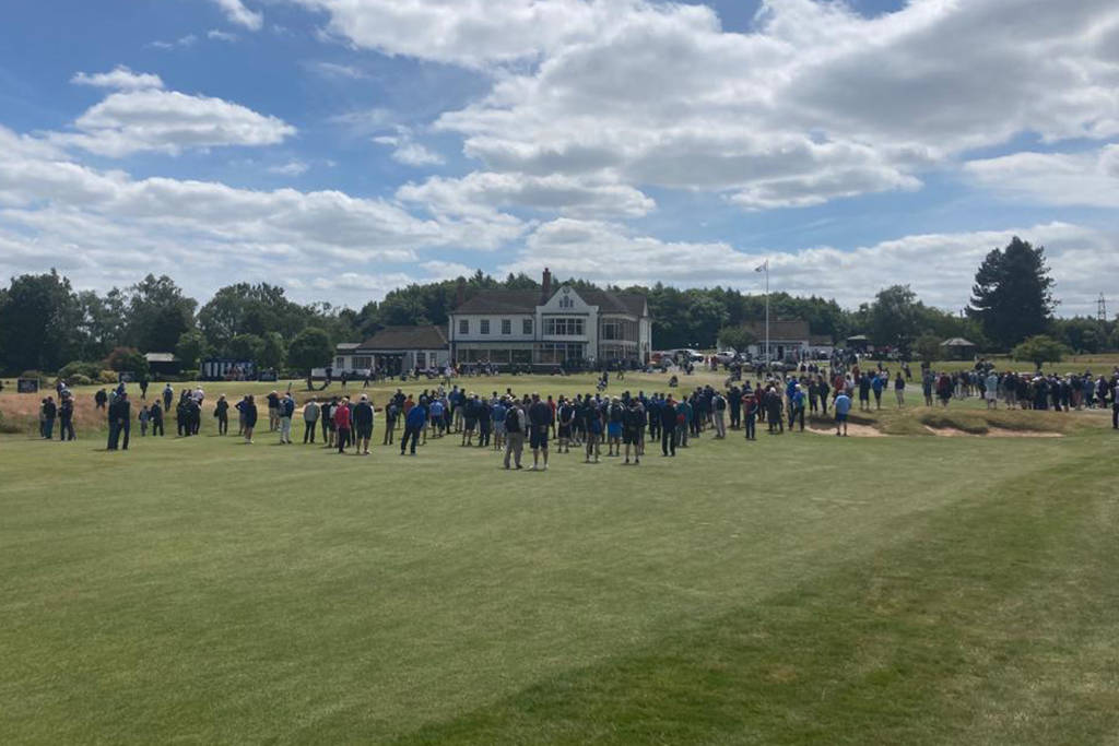 A healthy crowd takes in Final Qualifying at Hollinwell
